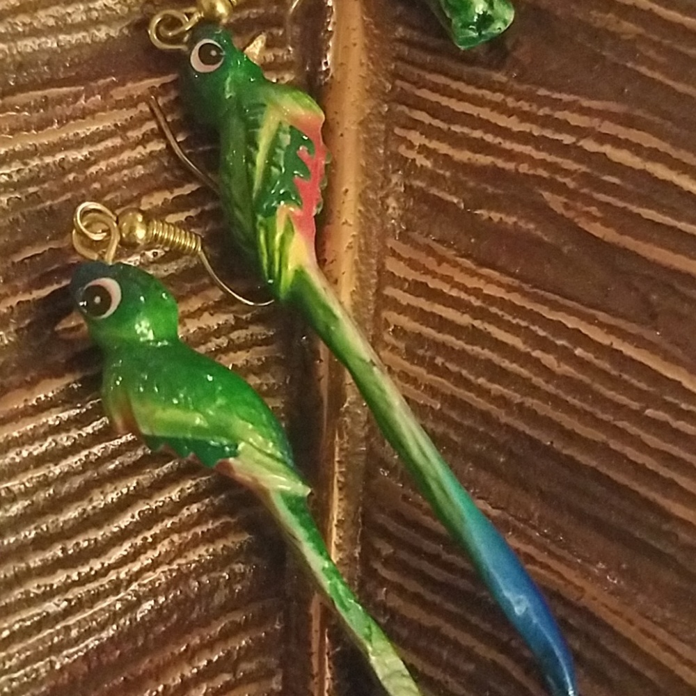Hand painted Costa Rican earrings - Picture 3 of 3